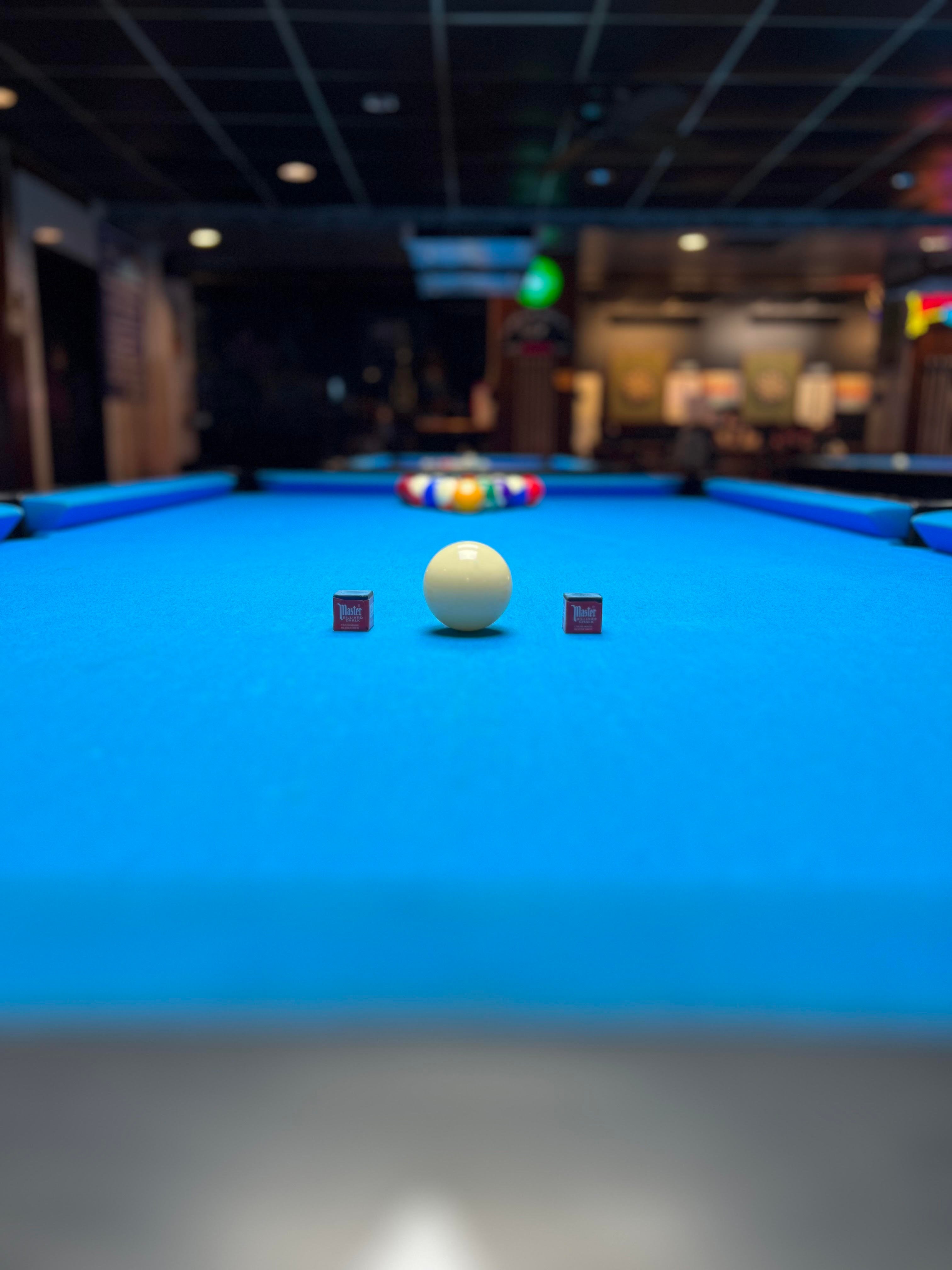 cue ball with blurred balls-1